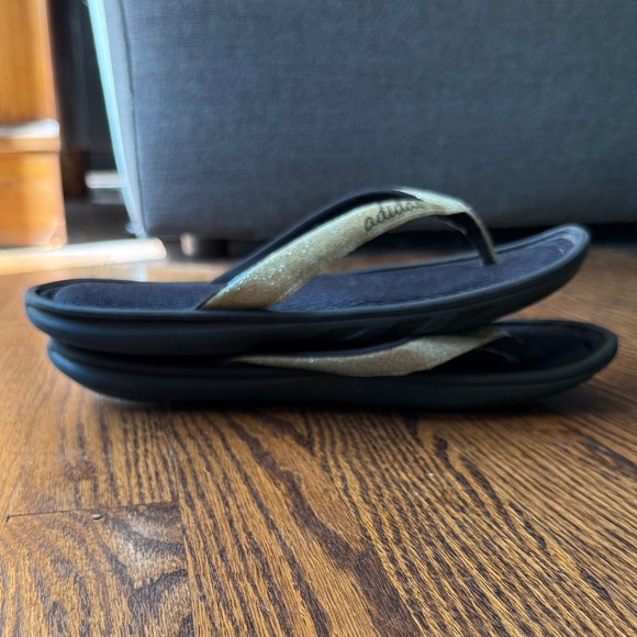 Adidas Women’s 9 Black Flip Flops with Metallic Gold Straps - Picture 5 of 7